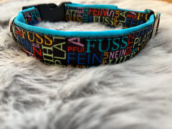 genähtes Halsband mit blauem Softshell und Plastikschnalle