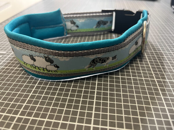 genähtes Halsband mit Webband und Plastikschnalle