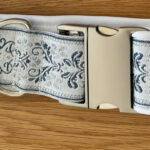 genähtes Halsband in weiss mit besticktem Webband und Aluschnalle; gummierte Leine in weiß