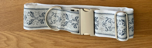 genähtes Halsband in weiss mit besticktem Webband und Aluschnalle; gummierte Leine in weiß