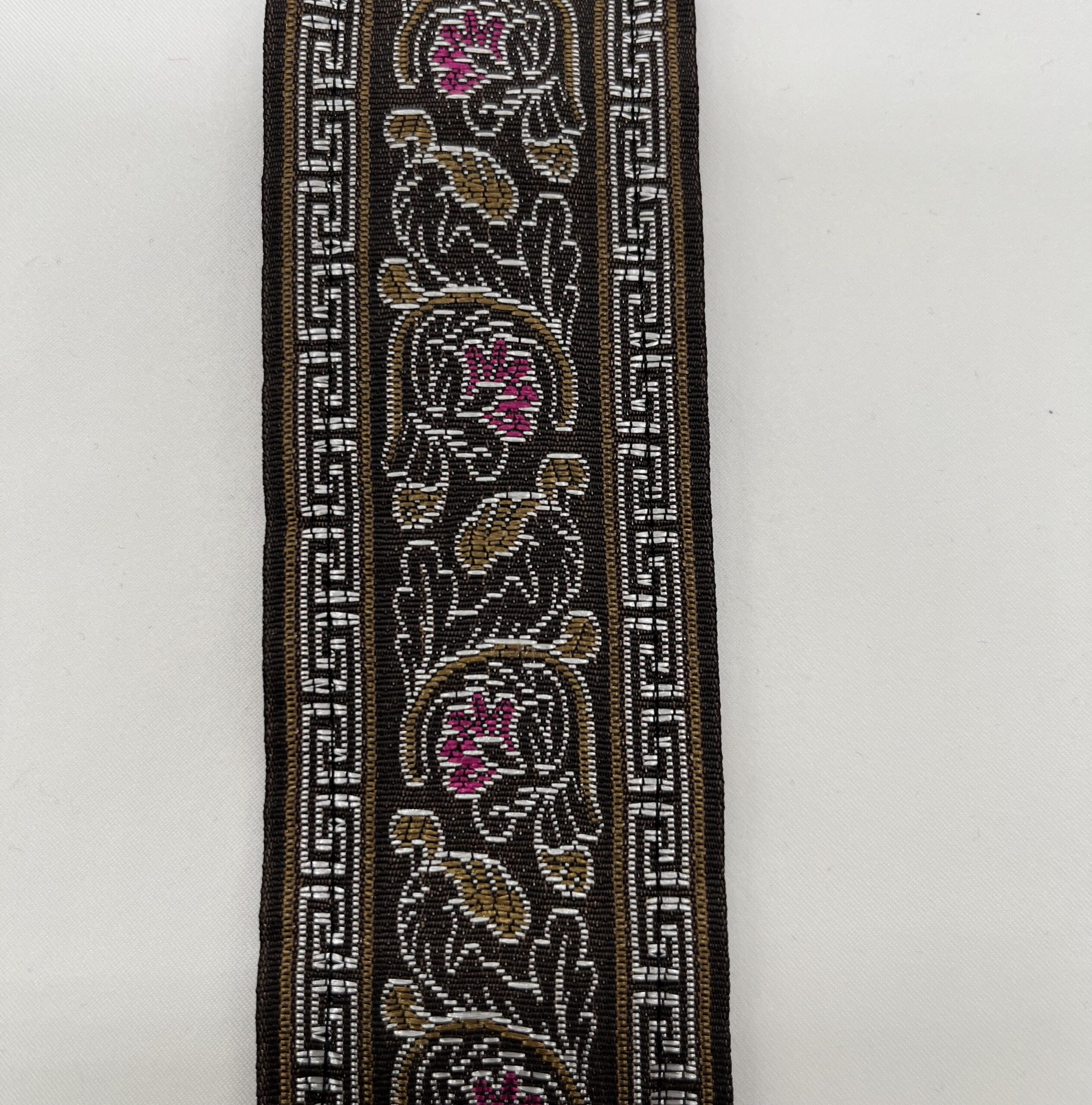 Ornament Dunkelbraun, Mittelbraun, Weiß, Magenta